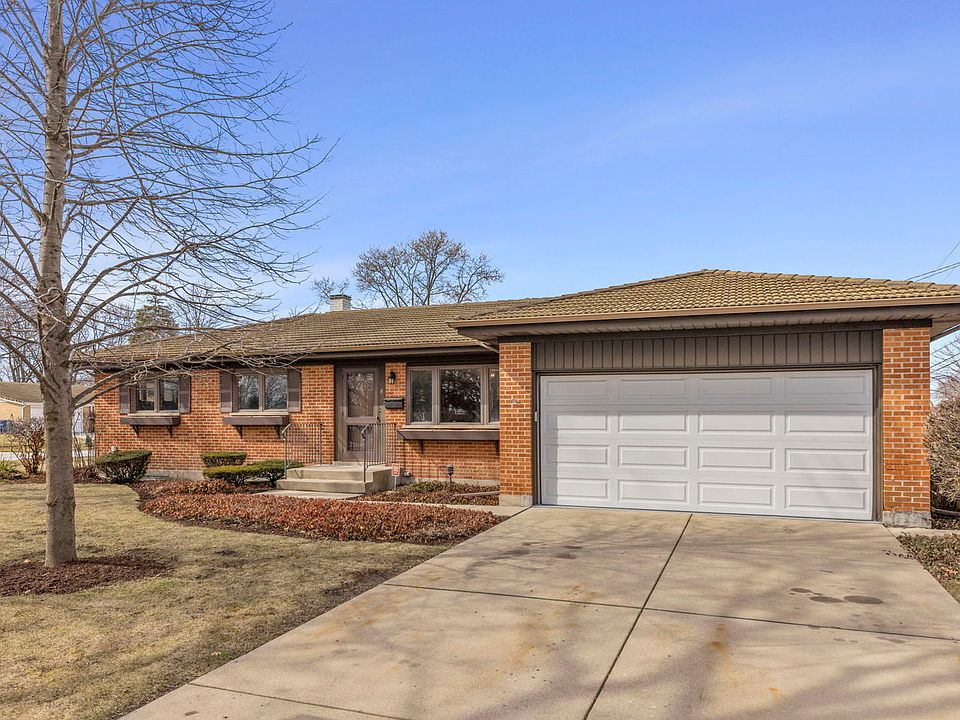 1st image of 832 Leahy Cir