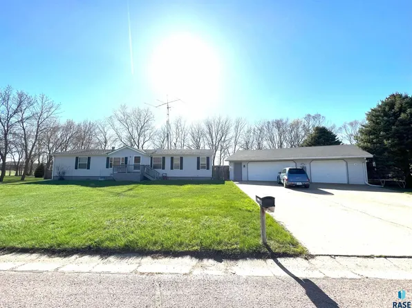 211 N Kemper St, Viborg, SD 57070