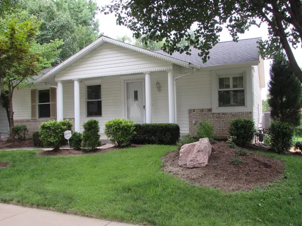 2423 Country Run Ct, Maryland Heights, MO 63043