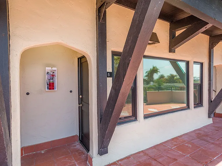 1313 Buena Vista St — Photo 2