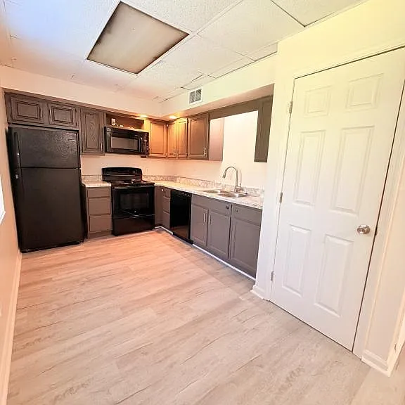 104 Brown Ct #8 — Photo 2