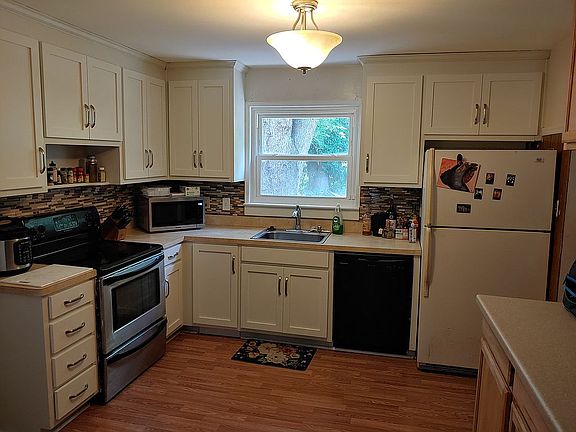 3rd image of 13 Teakwood Dr