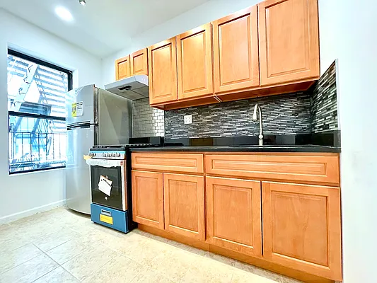 Rented by Safdie Realty Group | media 25