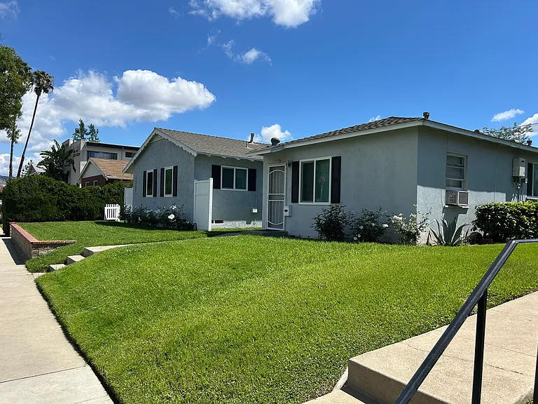 1206 W Victory Blvd #B — Photo 15