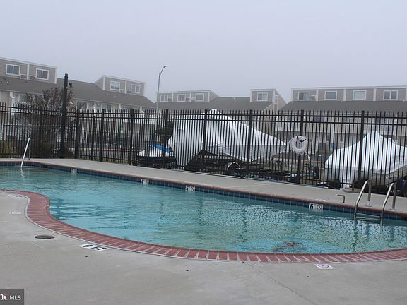 5th image of 500 32nd St Unit W