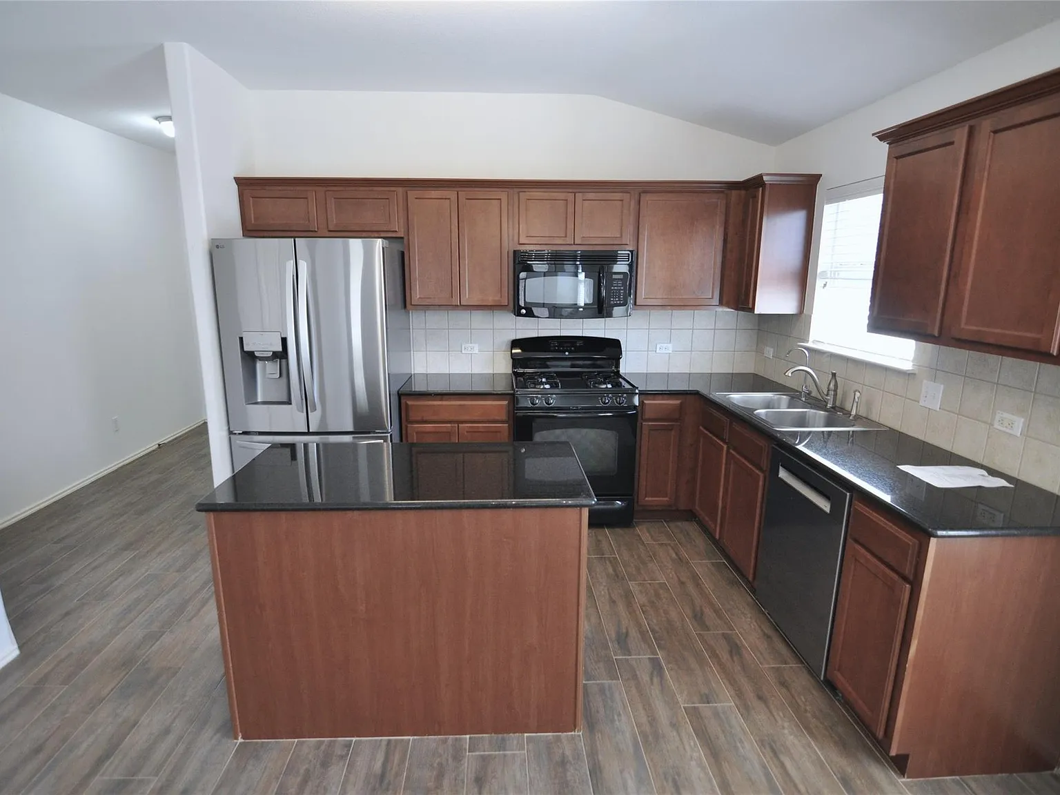 3 bed, 2.0 bath, 1533 sqft, $2,100 — Photo 4