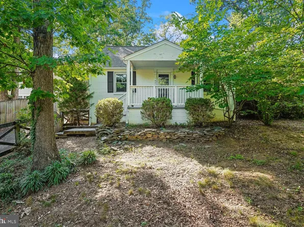 18418 Woodland Dr, Triangle, VA 22172