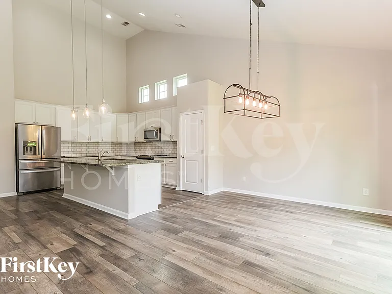 447 Stonefield Cir — Photo 2