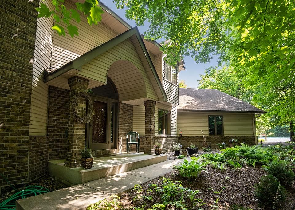 1st image of 820 Deerwood Dr