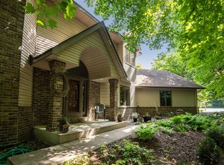 820 Deerwood Dr, Chaska, MN 55318
