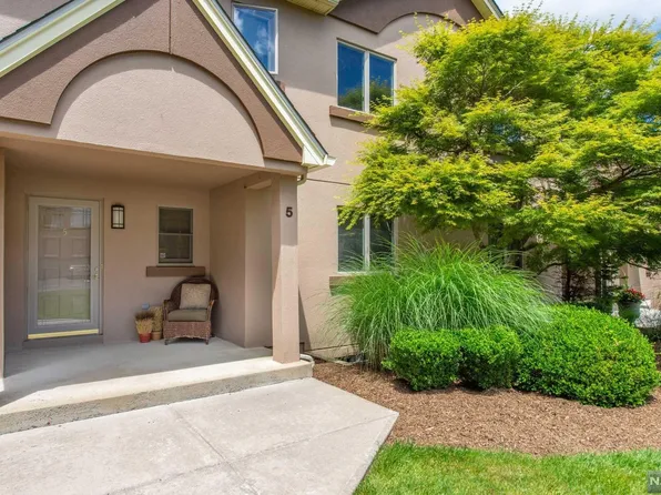 5 Rio Vista Dr, Allendale, NJ 07401