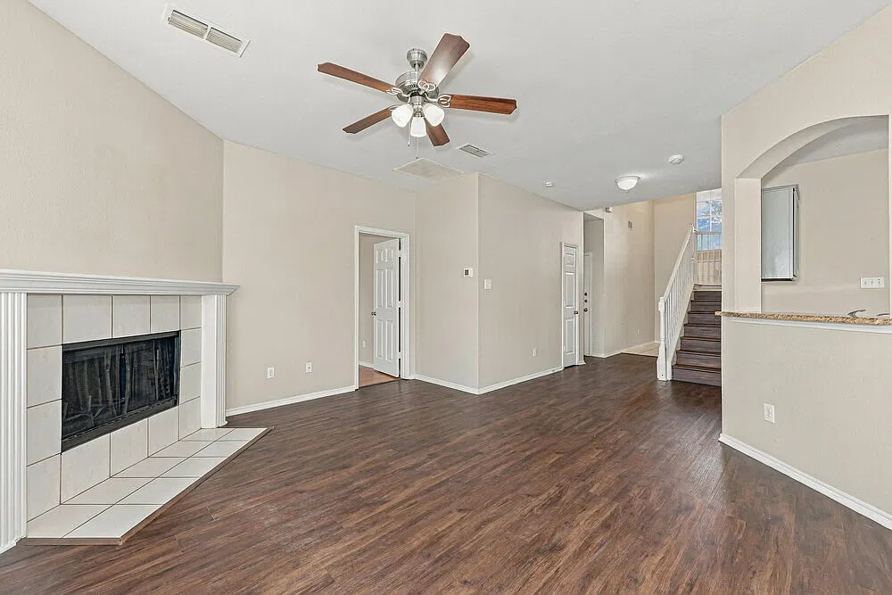 4 bed, 2.5 bath, 2346 sqft, $2,305 — Photo 4