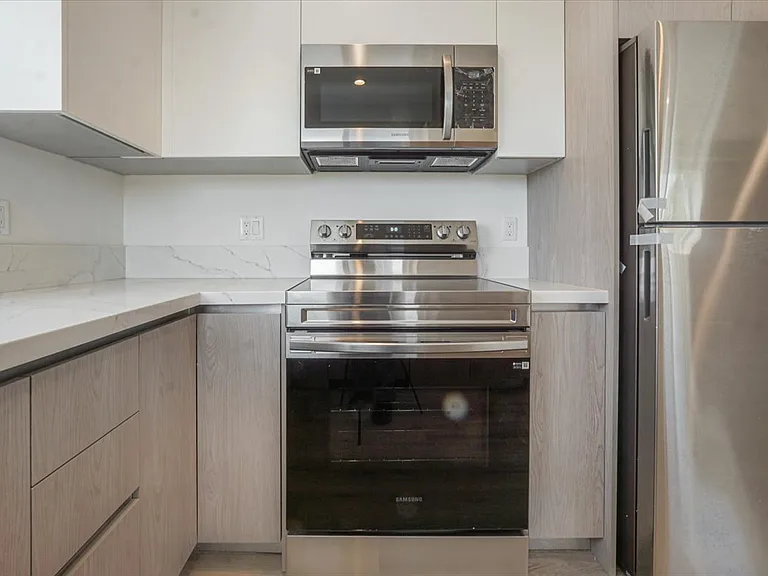 10918 Camarillo St #501 — Photo 39