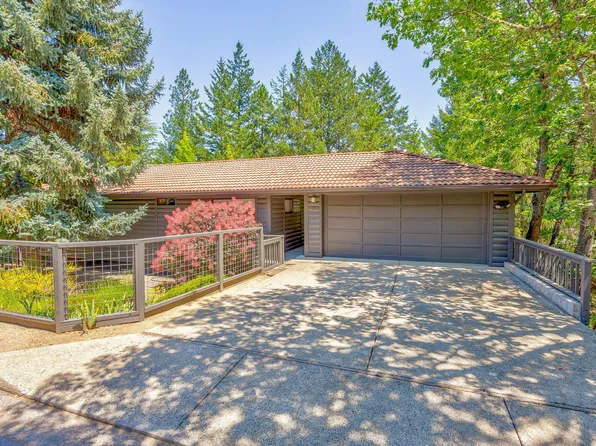 900 Pinecrest Ter, Ashland, OR 97520