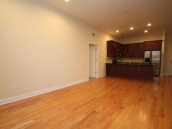 4th image of 4651 N Greenview #203