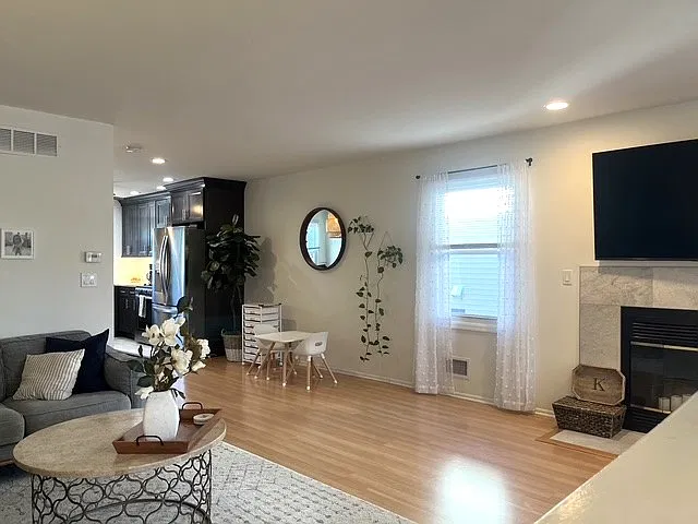 3 bed, 2.5 bath, 1987 sqft, $5,000 — Photo 3