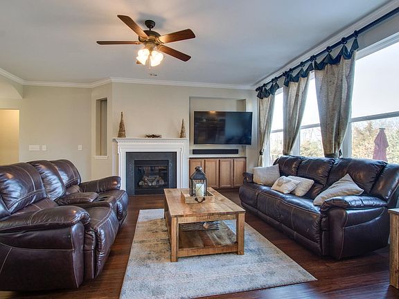 5th image of 205 Sterling Woods Dr