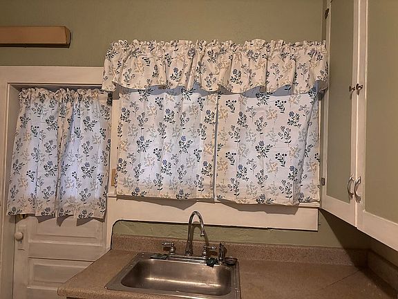 4th image of 203 N Shiawassee St