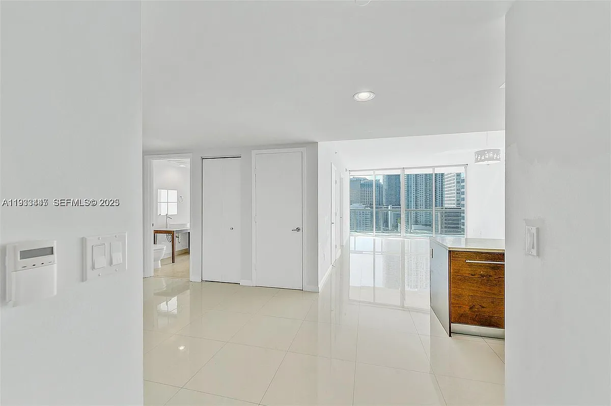 Building Photo - 495 Brickell Ave #2103