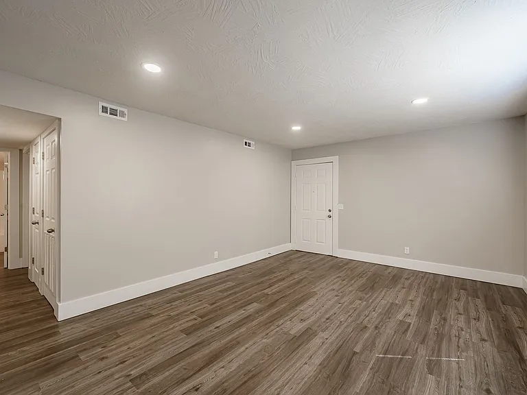 Montclair Point Condominiums — Photo 24