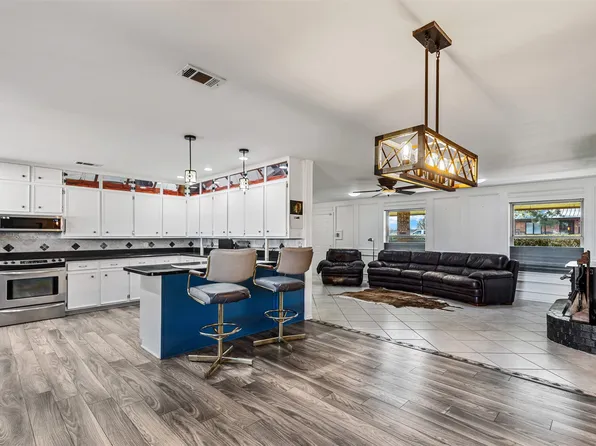 101 Hill Top Cir, Burleson, TX 76028