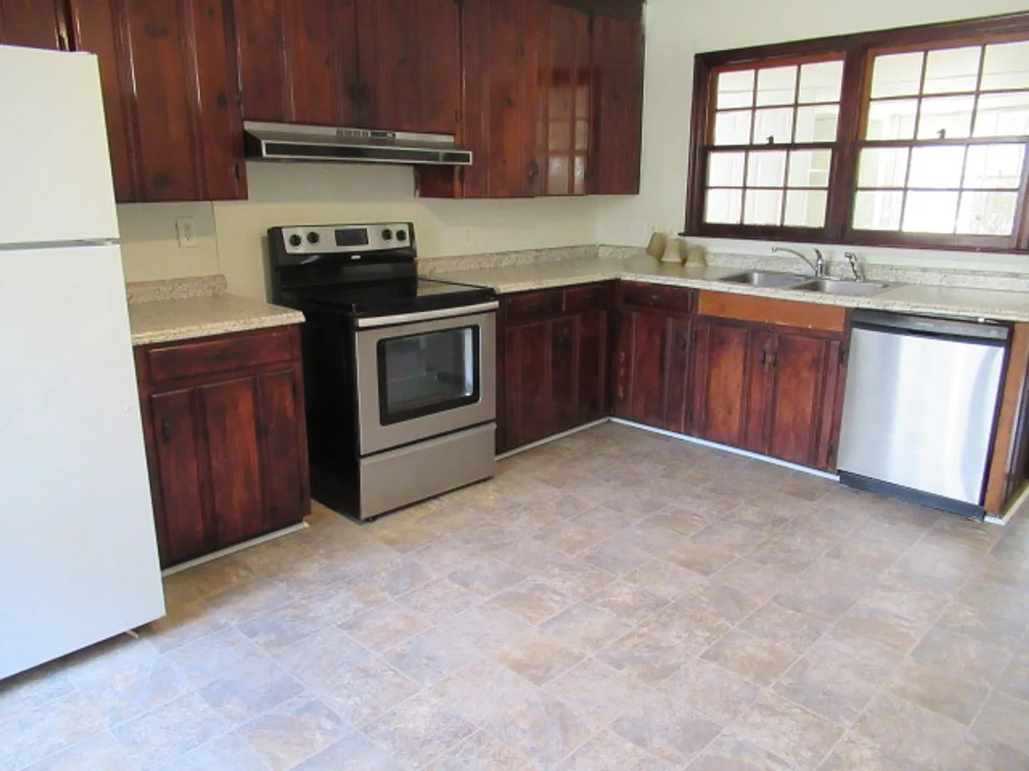 3bds 2ba Brick Ranch beside Carrollton High School — Photo 3