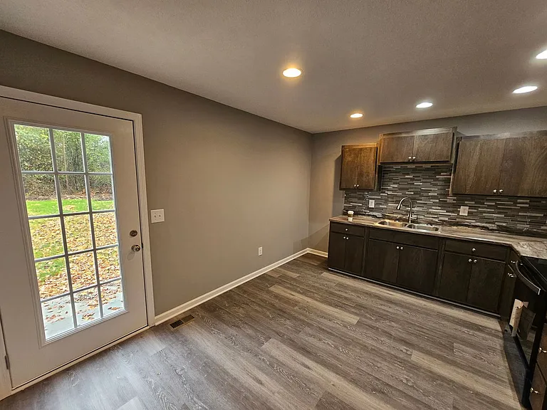 211 Sims Ln — Photo 5