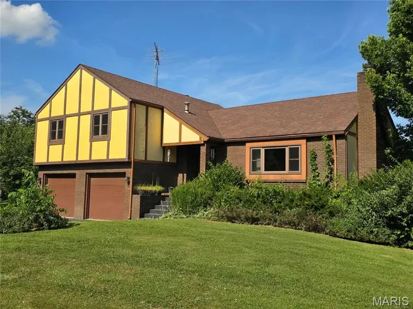 58 N Woods Cir, Hillsboro, IL 62049