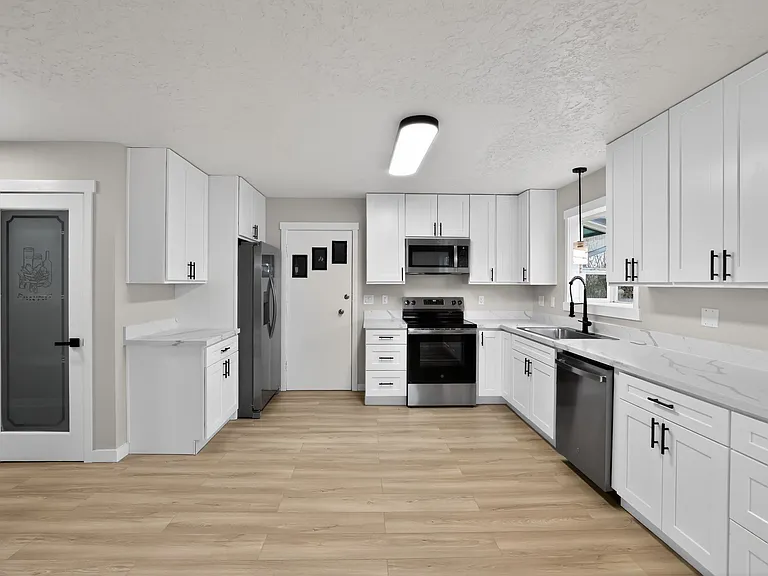 2404 Bloyd St — Photo 9
