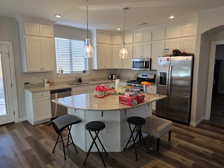 901 N Pleasant Valley Ln — Photo 3