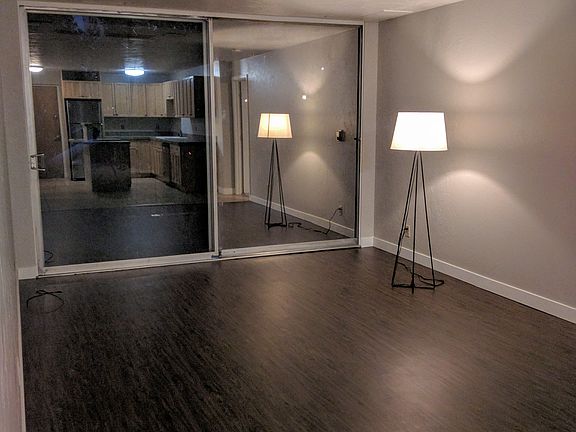 Living Room (13'5" x 11'9")