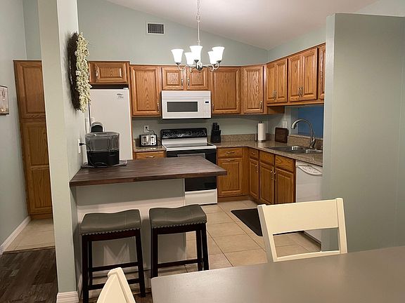4th image of 3221 Cody St