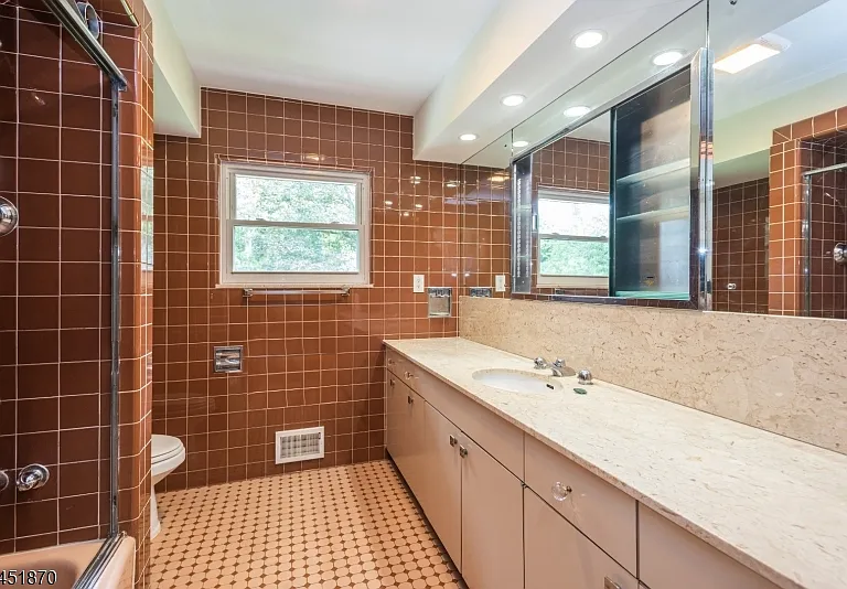 681 Easton Ave — Photo 15