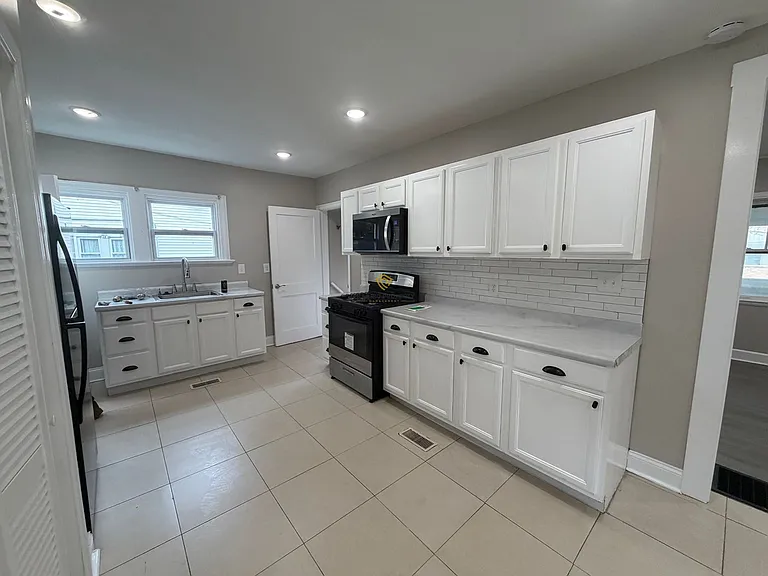 445 W 25th St — Photo 3