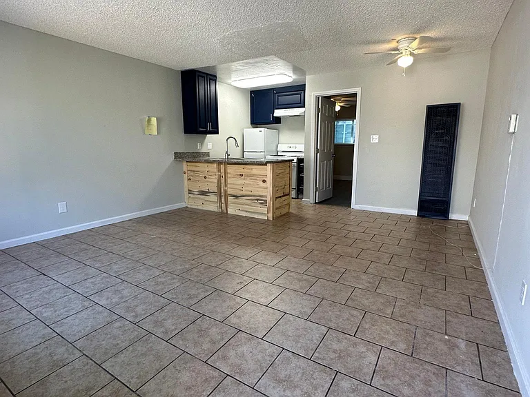 129 W Poplar St #6 — Photo 3