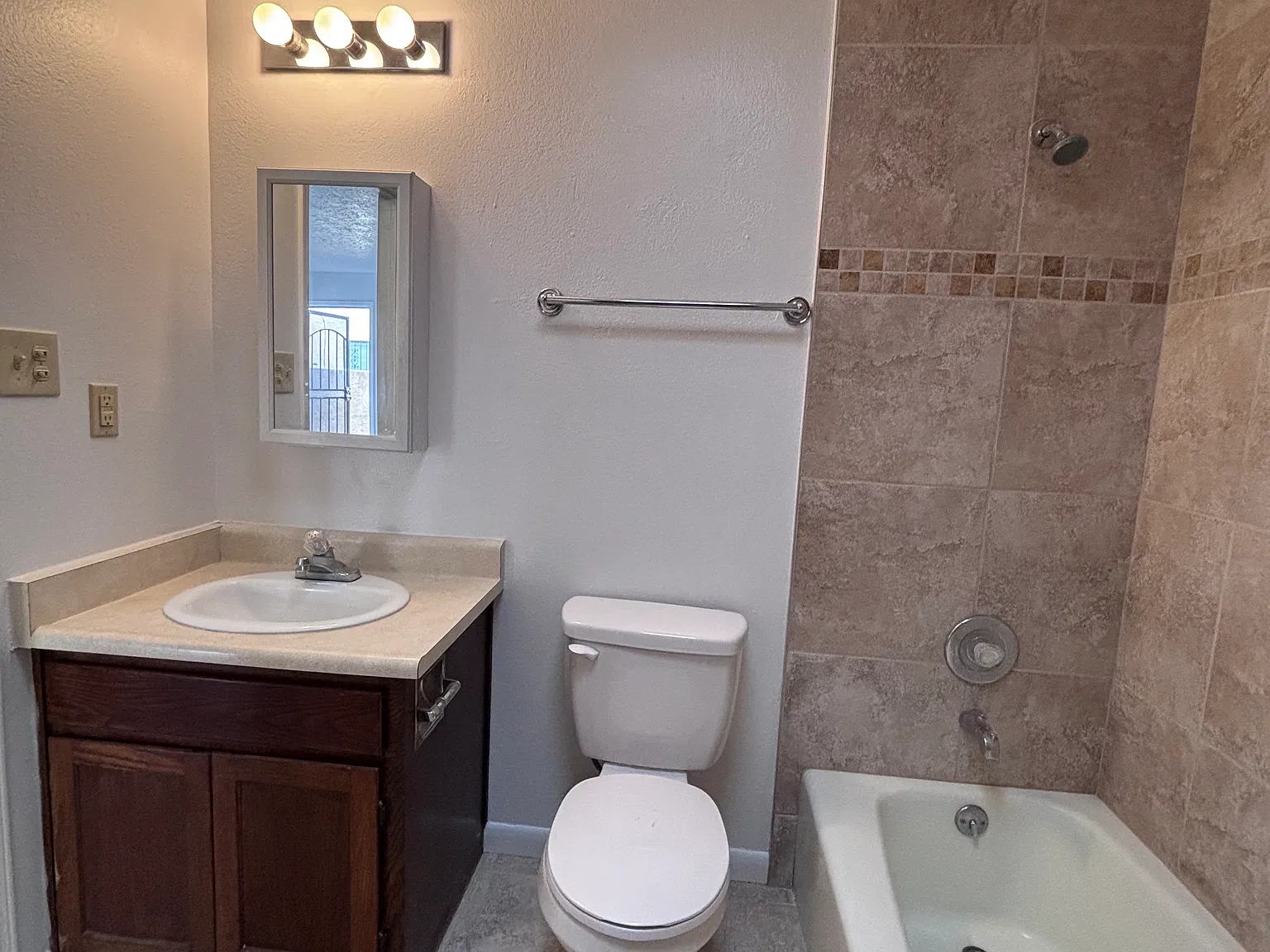 2 bed, 750 sqft, $950 — Photo 4