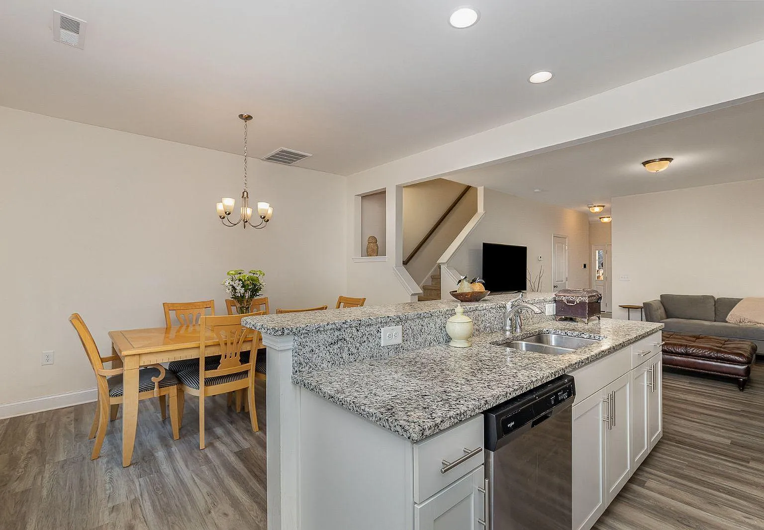 3 bed, 2.5 bath, 1699 sqft, $1,800 — Photo 3