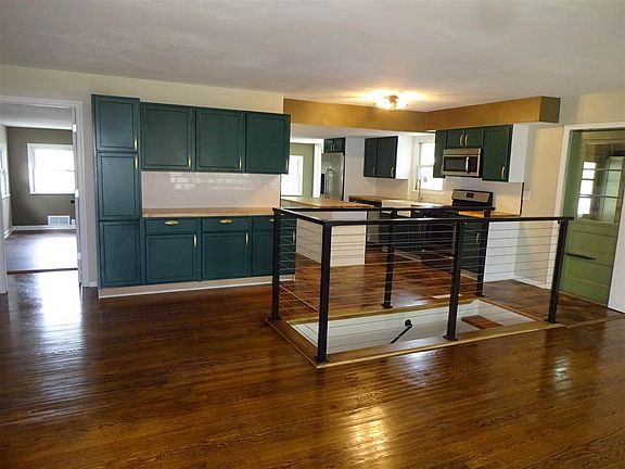 4th image of 2215 Skokie Dr