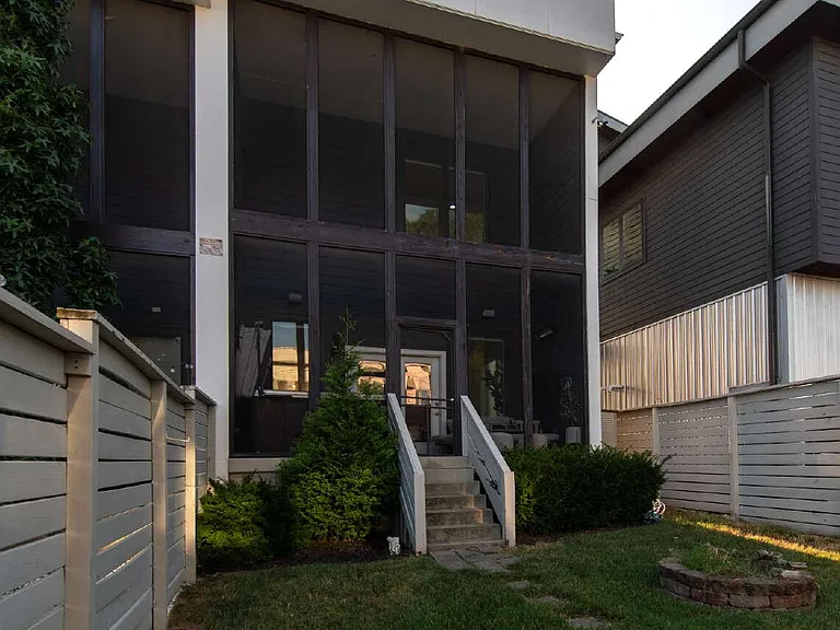 420B 37th Ave N — Photo 2