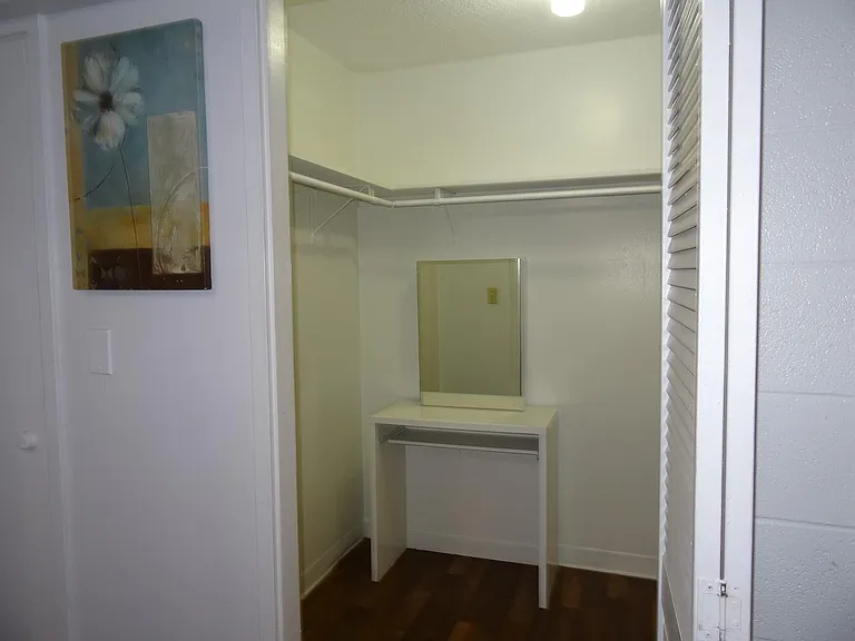 Waikiki Whale Watcher Apartments — Photo 45