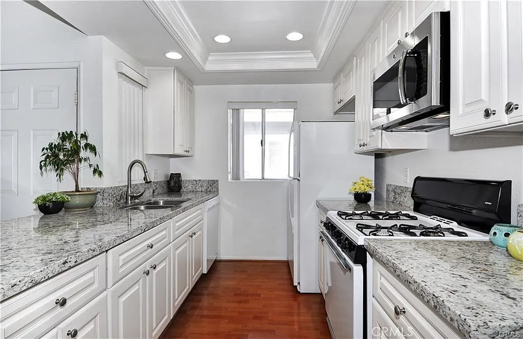 2 bed, 808 sqft, $2,900 — Photo 2