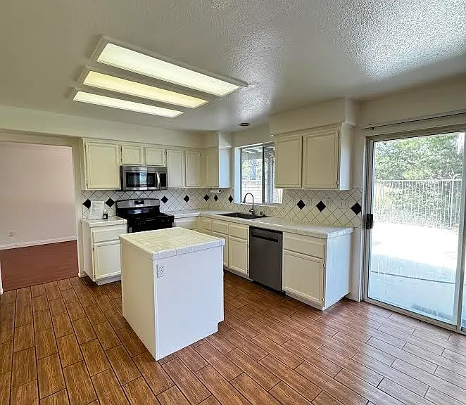 16318 Star Crest Dr — Photo 6