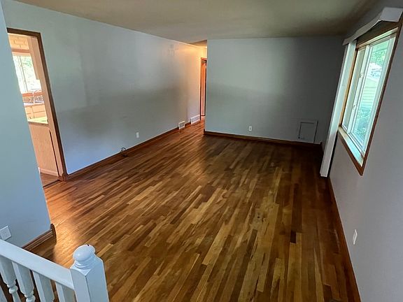 3rd image of 11828 Monroe Cir NE