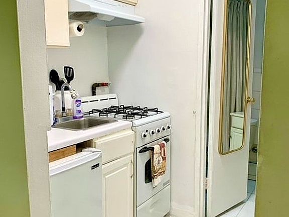 3rd image of 308 E 49th St APT 3A