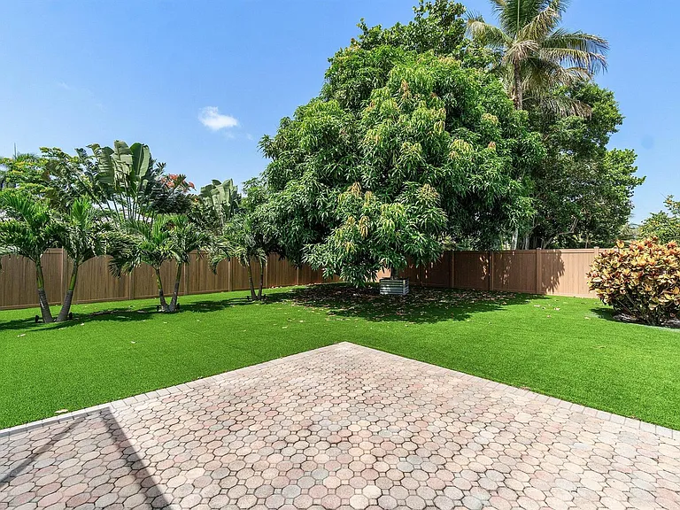 820 SW 16th St — Photo 42
