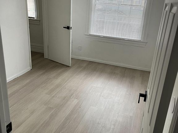 4th image of 327 E Acacia St #A5886863e