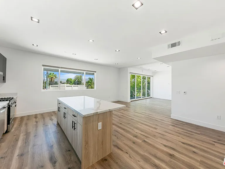 10842 Victory Blvd #201 — Photo 28