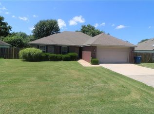 1075 Charles St, Pea Ridge, AR 72751
