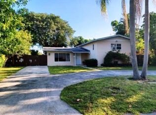 1215 NE 200th St, Miami, FL 33179