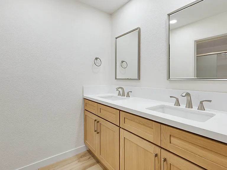 Primary bedroom bathroom